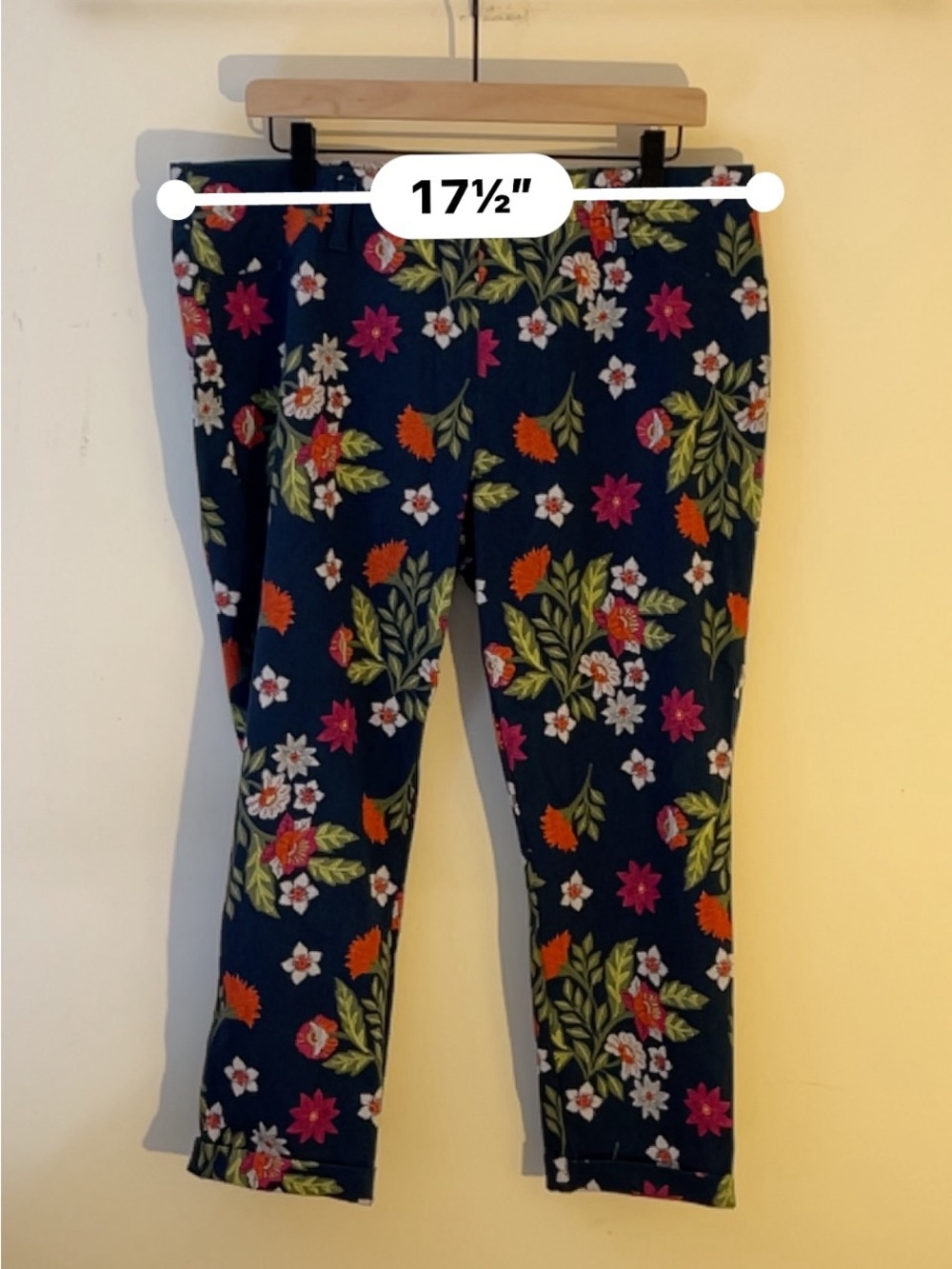 Navy capri leggings with floral print. - Picture 5 of 9